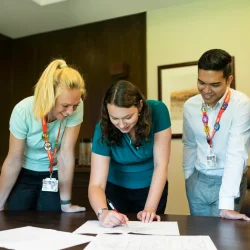 Consultora a trabalhar com equipa cliente de 2 pessoas.
