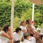 Pessoas reunidas na natureza em retiro do Eventos Sofia Branding D' Emoções