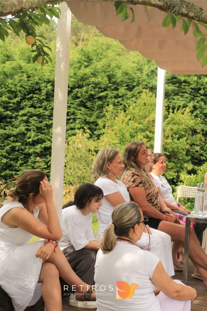 Pessoas reunidas na natureza em retiro do Eventos Sofia Branding D' Emoções