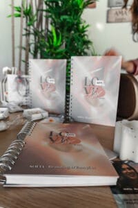 agenda intemporal com cenário verde atrás