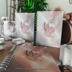 agenda intemporal com cenário verde atrás