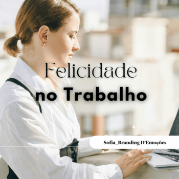 mulher com um computador a olhar para a felicidade no trabalho