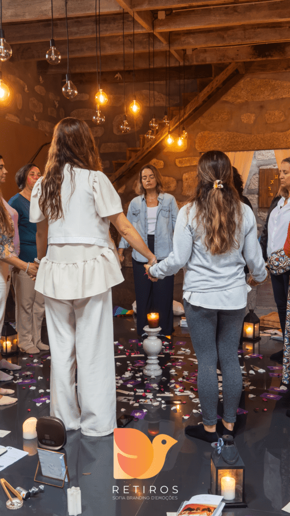 Mulheres abraçadas em círculo